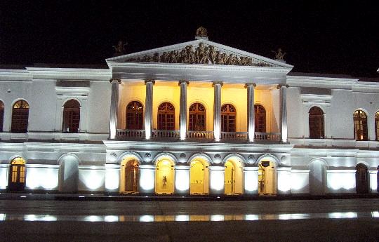Fassade des Teatro Nacional Sucre in Quito Ecuador