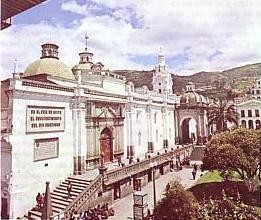 Fassade der Kathedralekirche, in Richtung zur Unabhängigkeit square in Quito Ecuador