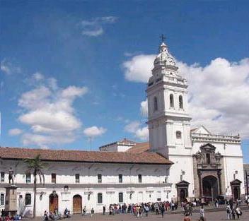 Fassade der Kirche von Santo Domingo in Quito Ecuador