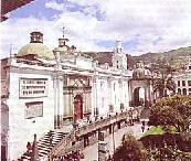 Die Fassade der Kathedrale in Richtung zum Unabhängigkeitquadrat in Quito Pichincha Ecuador