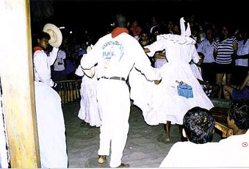 Gruppe, die in Esmeraldas Ecuador tanzt