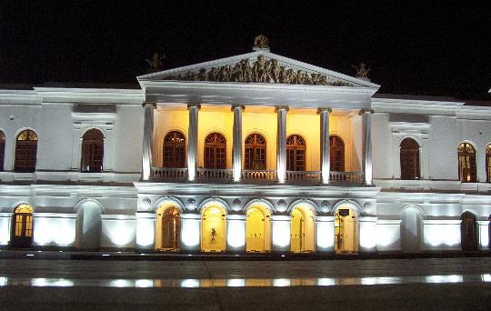 Fachada exterior del Teatro Nacional Sucre en Quito Ecuador